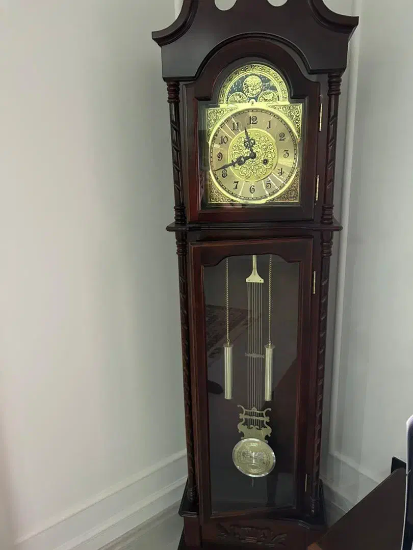 ساعت ایستاده نو|ساعت|مشهد, هفت تیر (حافظ)|دیوار