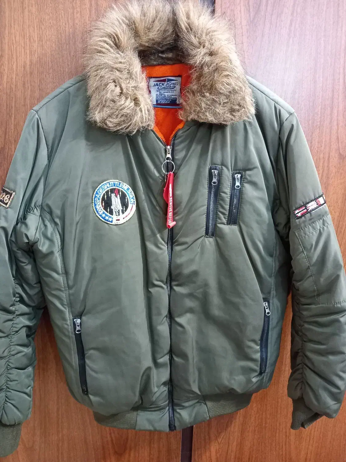 کابشن خلبانی اصل وکت لی و پاییزه|لباس|مهاجران, |دیوار