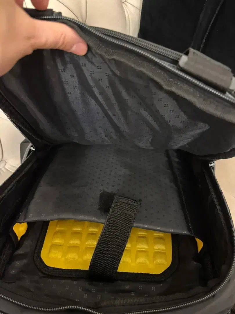 کیف لپ تاپ benelton|کیف، کفش، کمربند|رشت, یخسازی|دیوار