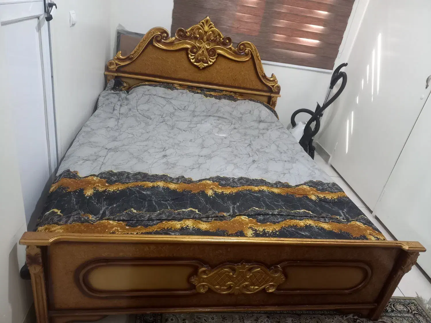 تخت خواب دونفره چوب گردو|تخت و سرویس خواب|ری, دیلمان|دیوار