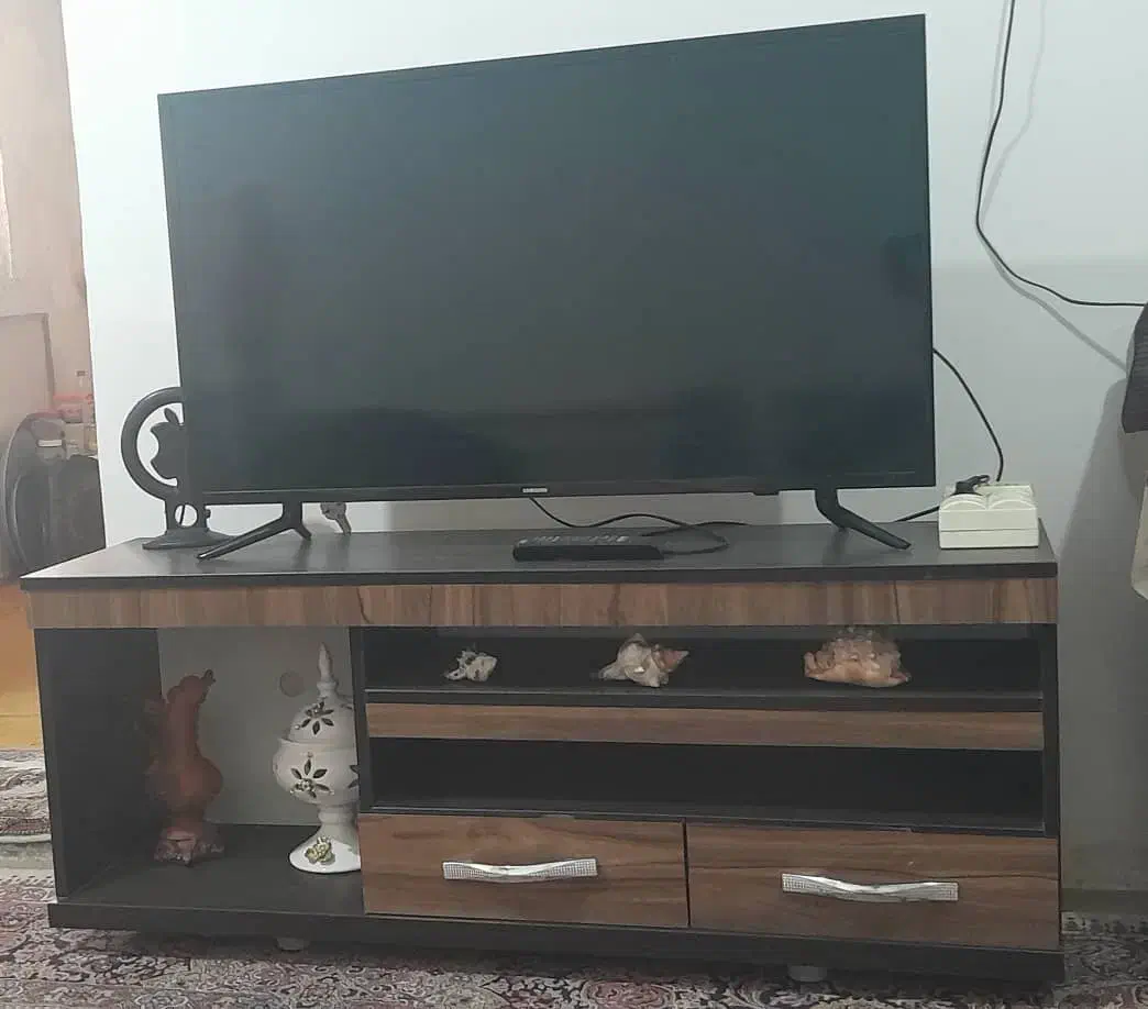 میز و تلویزیون سامسونگ ال ای دی ۴۰اینچ|تلویزیون و پروژکتور|کوچصفهان, |دیوار