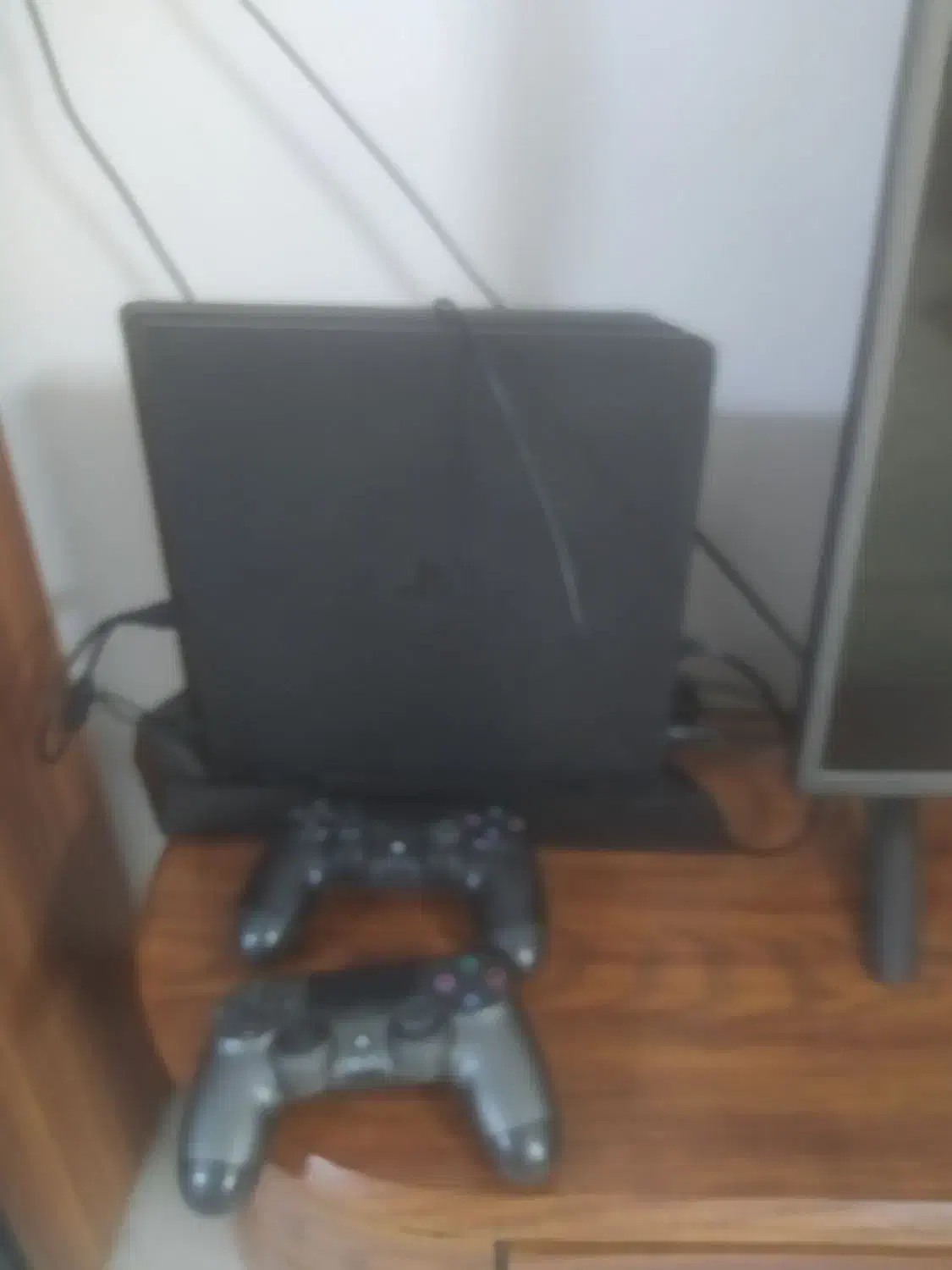 پی اس فور|کنسول، بازی ویدئویی و آنلاین|بابل, |دیوار