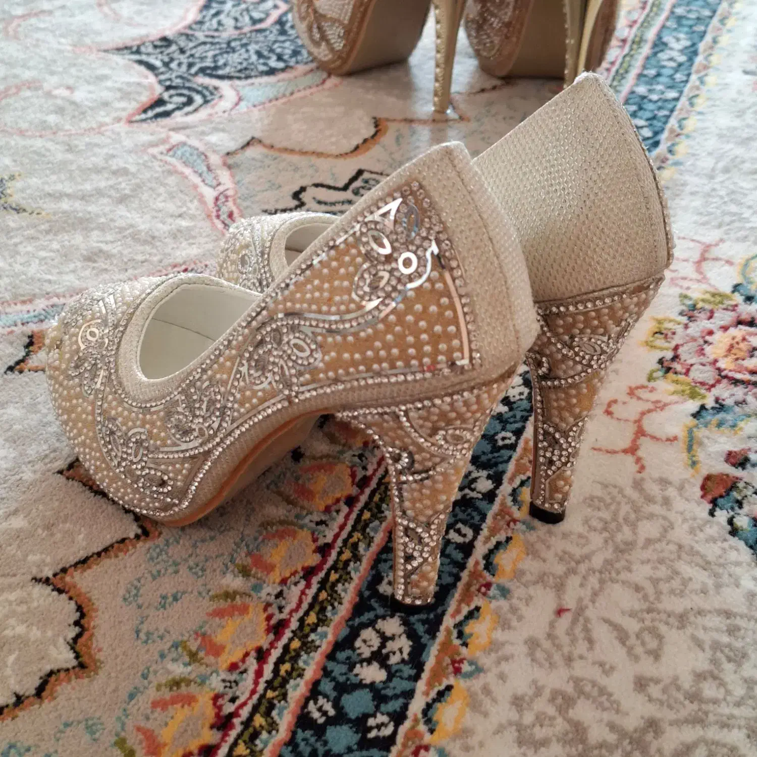 ۲ عدد کفش عروس|کیف، کفش، کمربند|قم, چهار مردان|دیوار