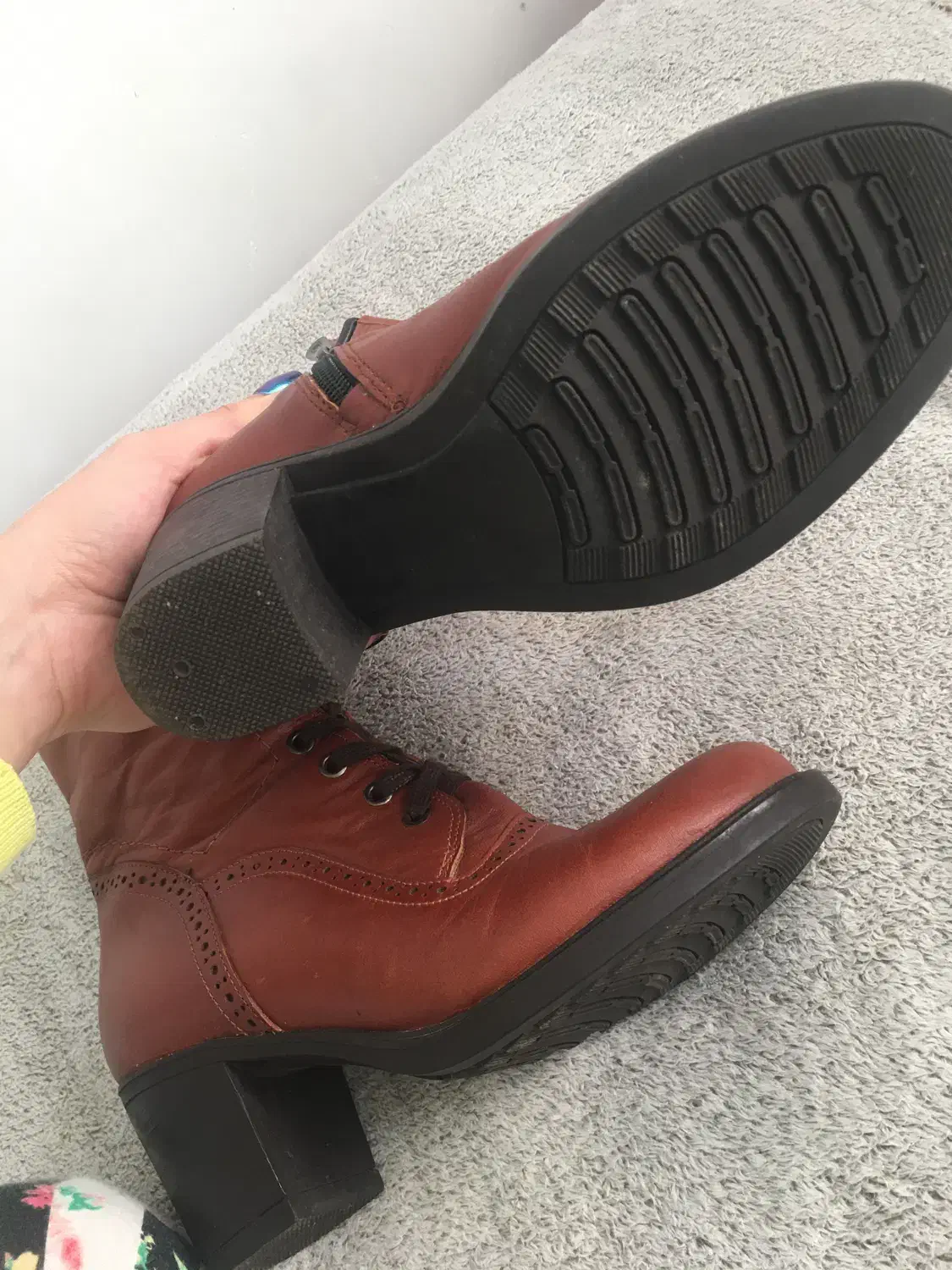 بوت|کیف، کفش، کمربند|رشت, فلسطین|دیوار