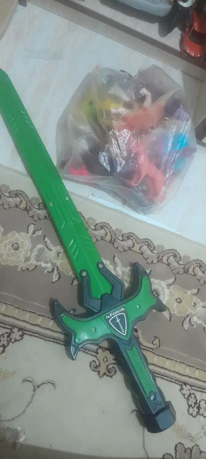 تعدادی اسباب بازی بچگانه|اسباب‌بازی بچه|بهار, |دیوار