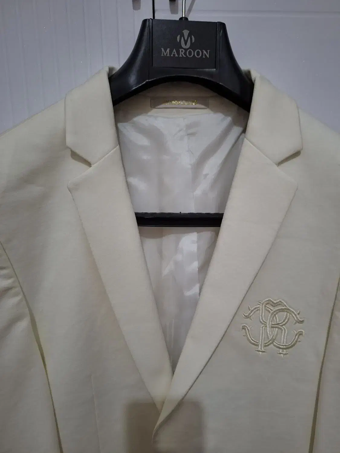 کت تک اسپرت|لباس|ری, سرتخت|دیوار