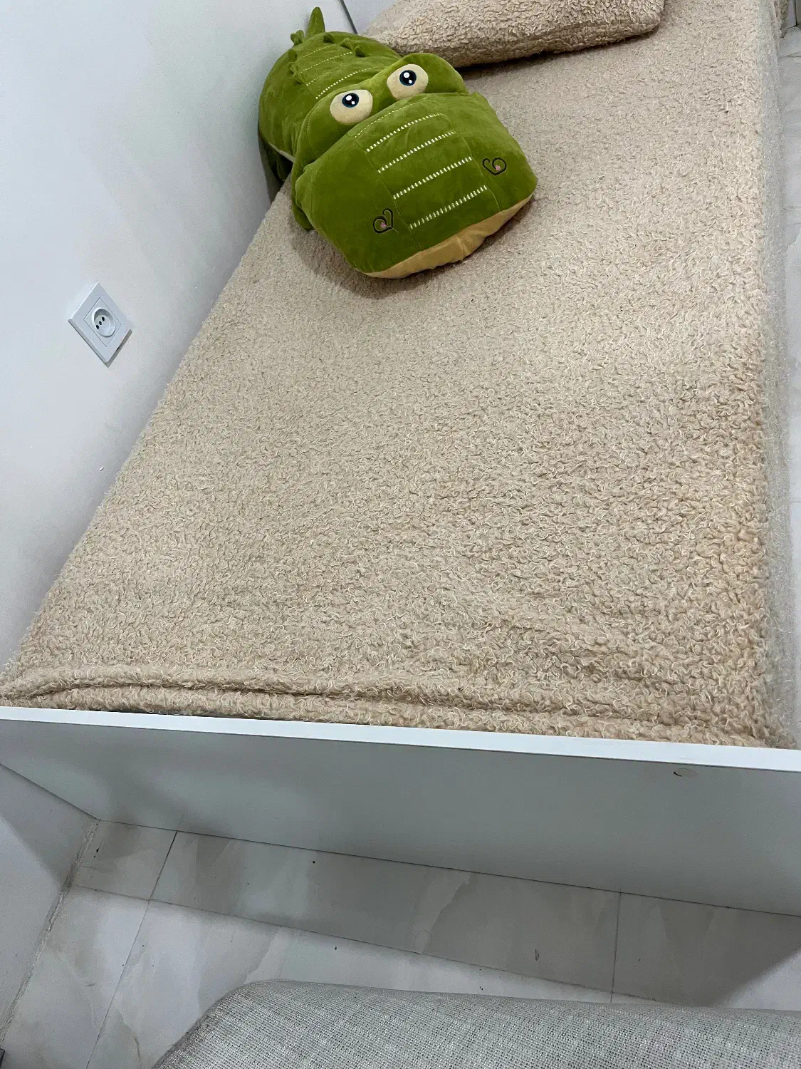 تخت سالم و ساده سفید نوجوان|تخت و سرویس خواب|کرج, شاهین‌ویلا|دیوار