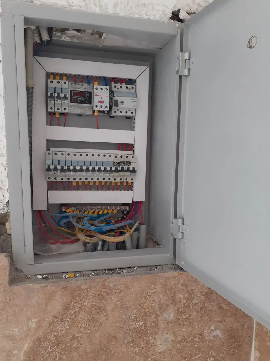 مونتاژتابلوهای برق صنعتی|خدمات پیشه و مهارت|رامشیر, |دیوار