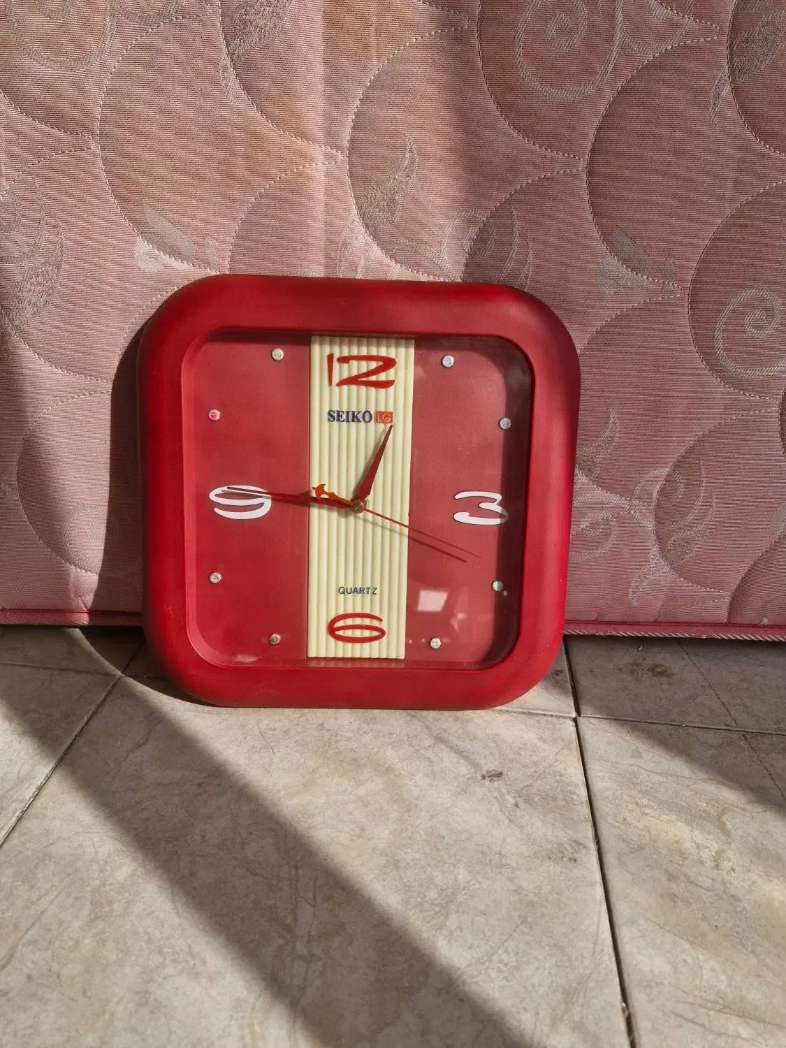 ساعت مربع به رنگ قرمز ،کاملا سالم|ساعت دیواری و تزئینی|تبریز, |دیوار