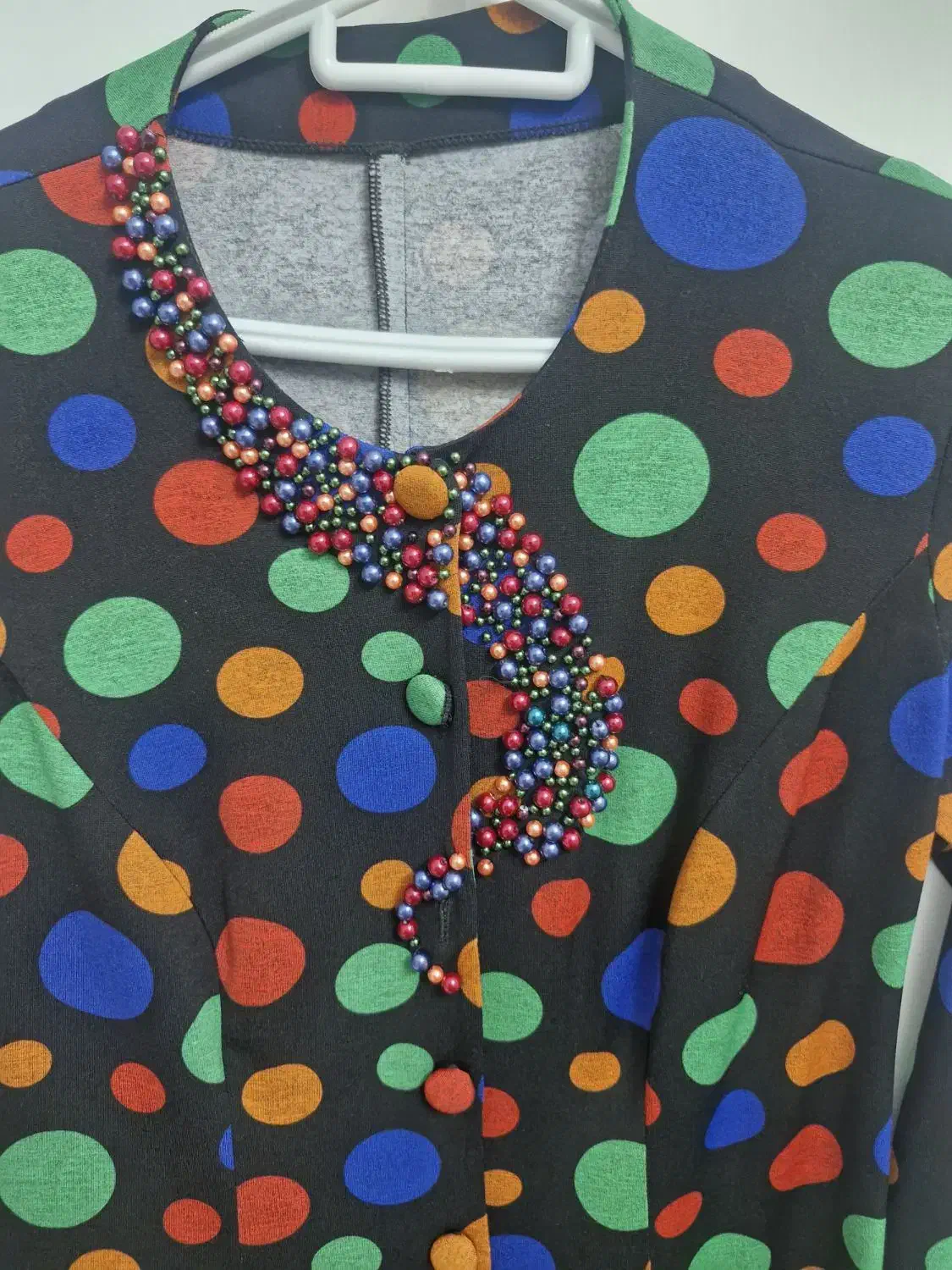 مانتو|لباس|قم, وادی السلام|دیوار