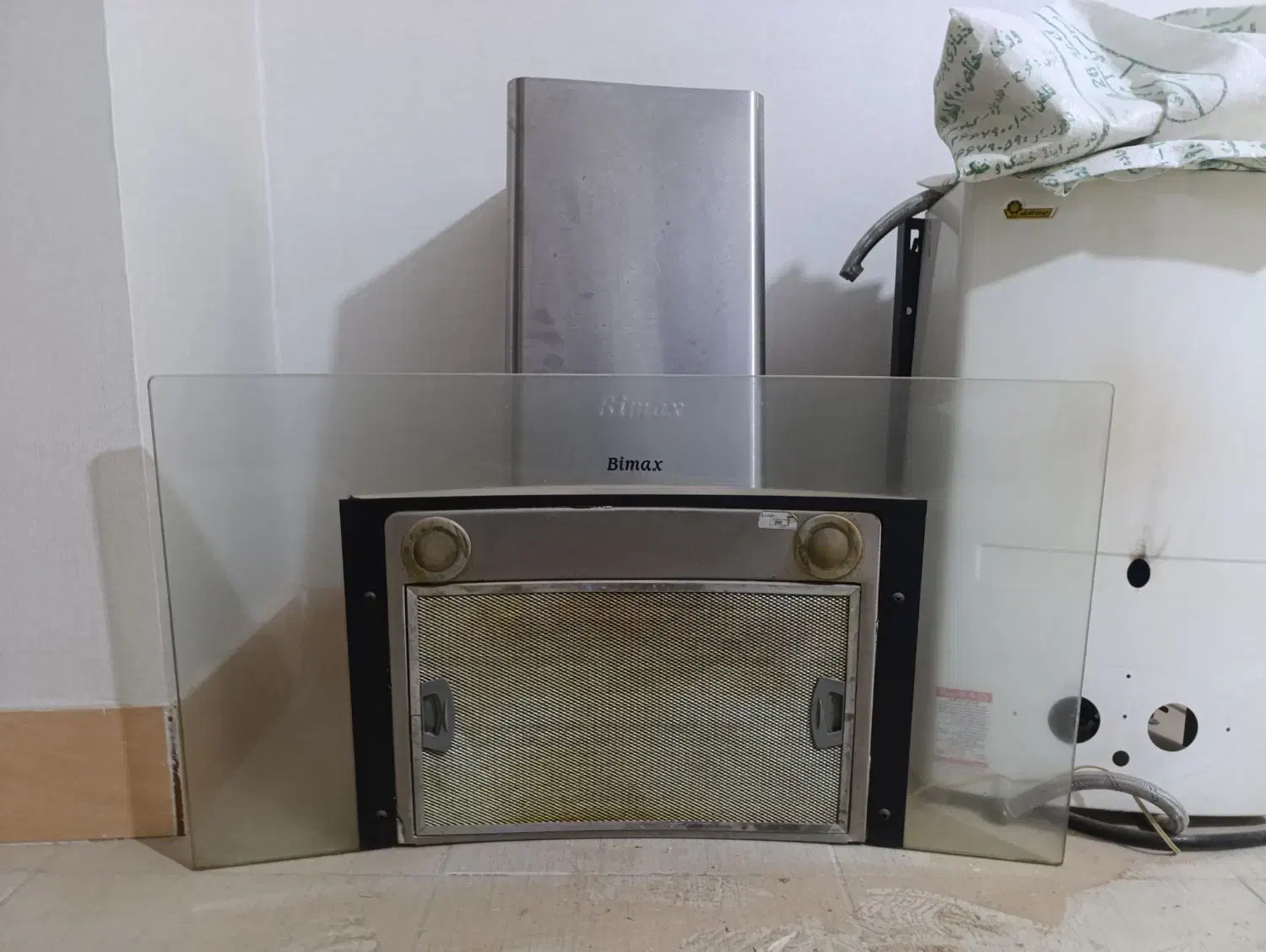 هود بی مکس|هود|رباط‌کریم, رباط‌کریم|دیوار