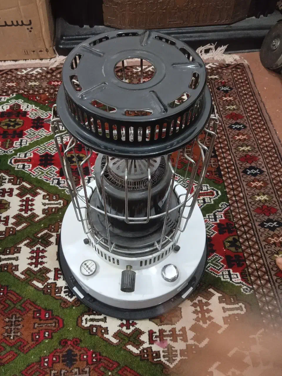 چراغ نفتی تمیز مرتب|بخاری، هیتر، شومینه|نیمروز, |دیوار