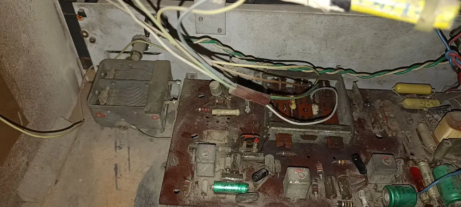 رادیو چوبی قدیمی|کلکسیون اشیاء عتیقه|ملارد, |دیوار