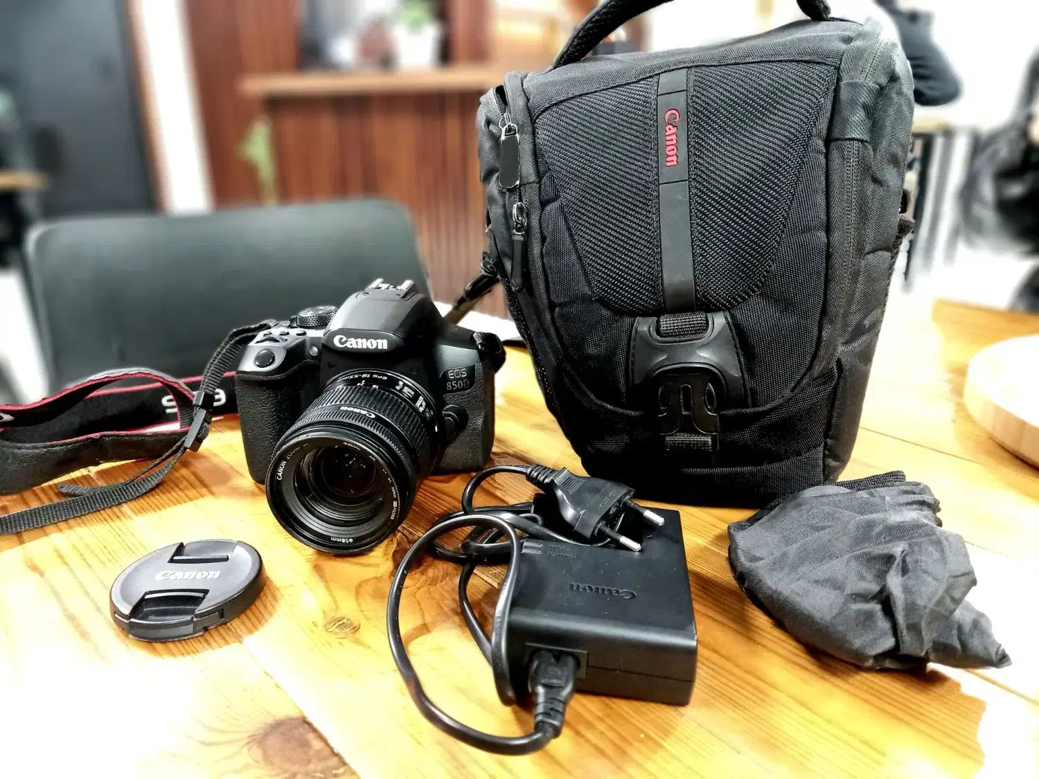 Canon EOS 850D + لنز 18-55 کمکارکرد در حد آکبند|دوربین عکاسی و فیلمبرداری|خرمآباد, |دیوار