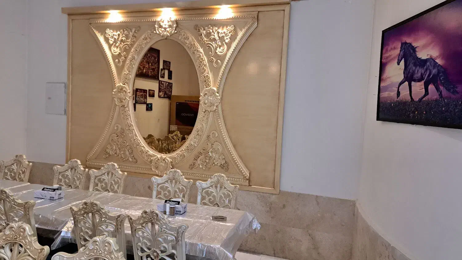 صندلی پلیمری  و کتیبه چوبی|میز و صندلی غذاخوری|شاندیز, |دیوار