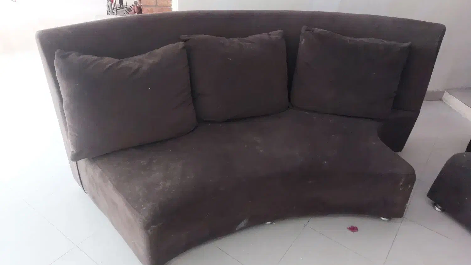 مبل راحتی سالم با پایه فلزی|مبلمان خانگی و میز عسلی|رشت, گلسار|دیوار