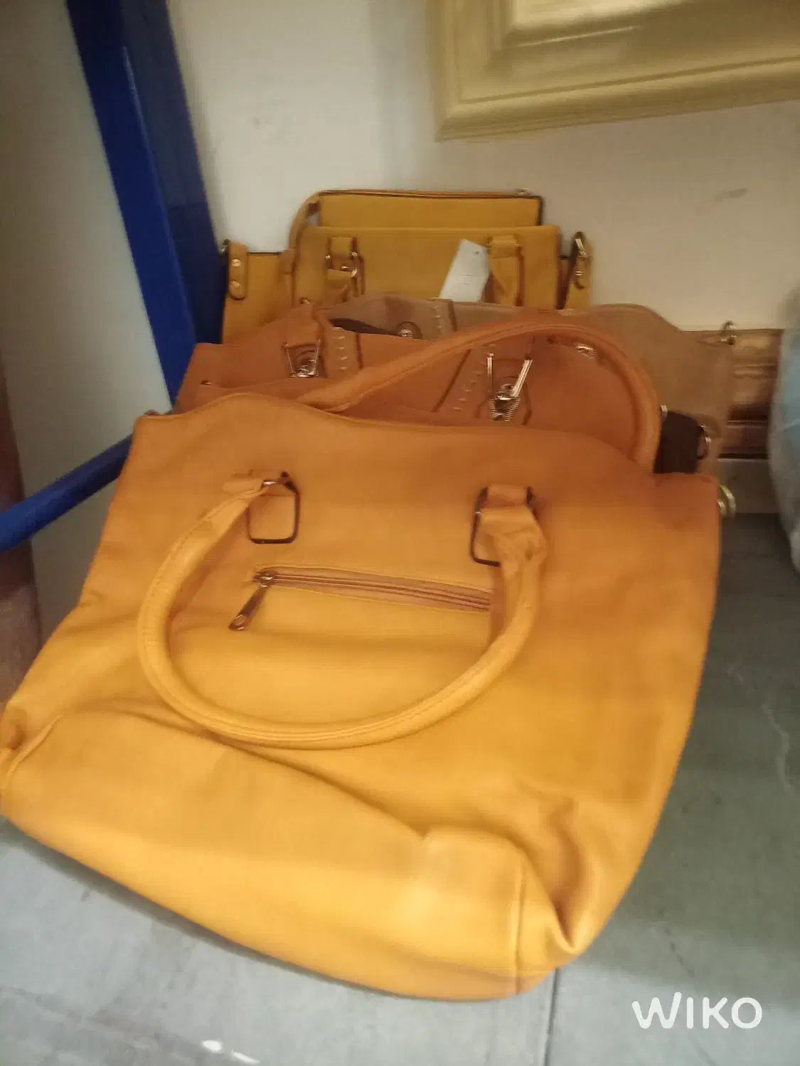 کیف چرمی|کیف، کفش، کمربند|کیش, |دیوار