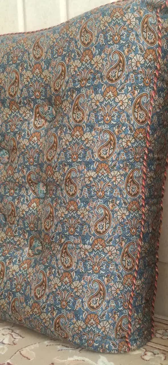 یک جفت پشتی|پشتی|نائین, |دیوار