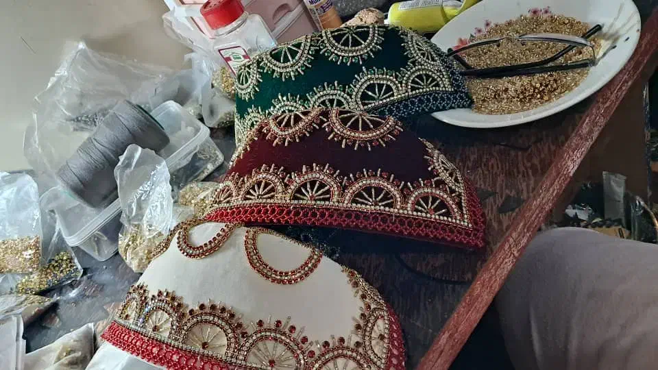 کلاه لچک|لباس|یاسوج, |دیوار