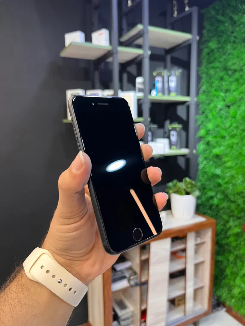 iPhone SE 2020|موبایل|تهران, نازی‌آباد|دیوار