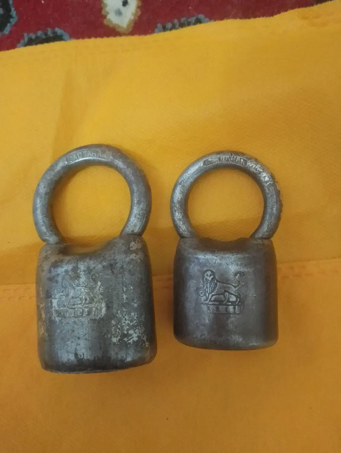 دو عدد قفل قدیمی شیرنشان بدون کلید|کلکسیون اشیاء عتیقه|اصفهان, دهنو|دیوار