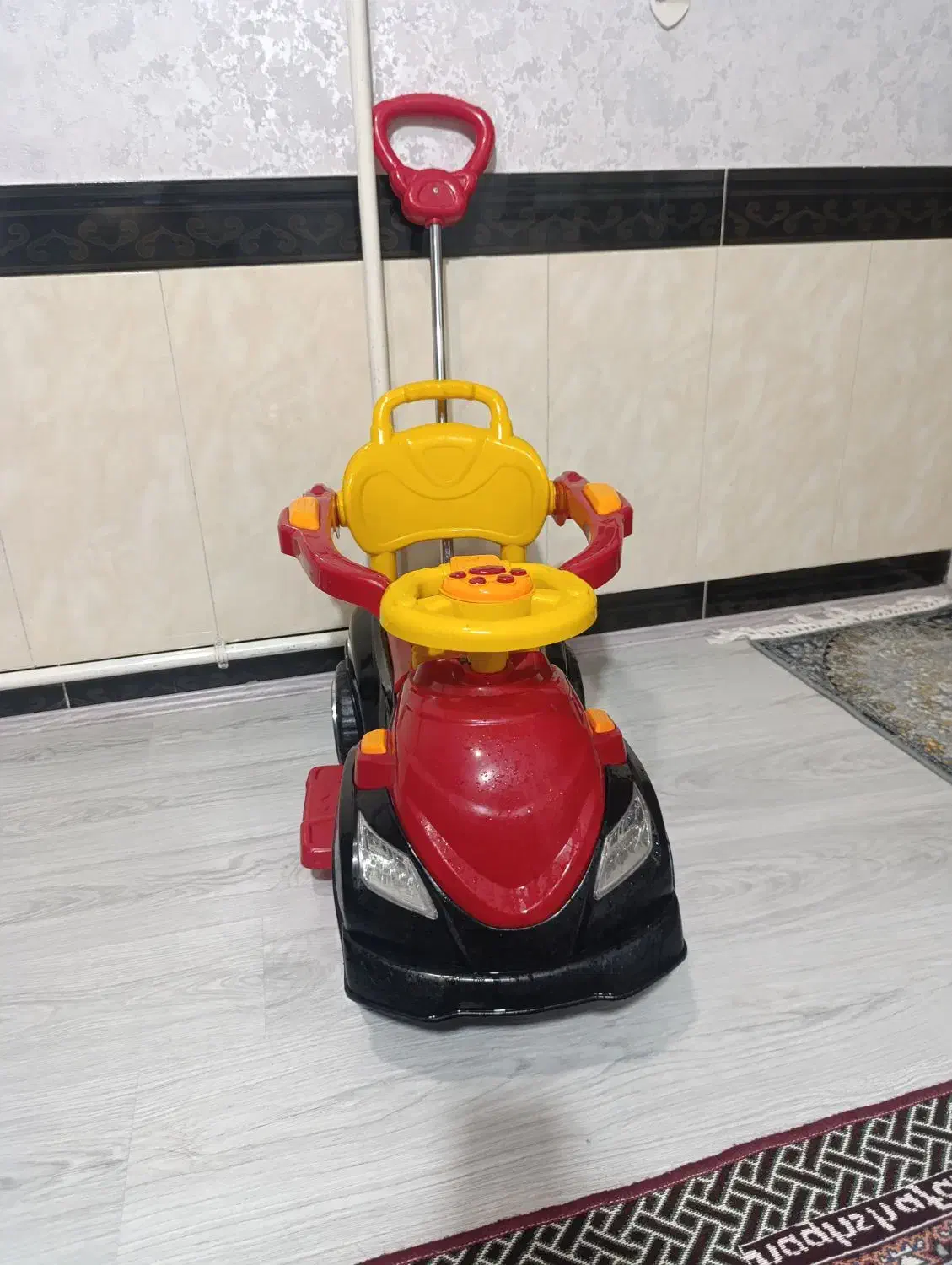 ماشین کودک|اسباب‌بازی بچه|میانه, |دیوار