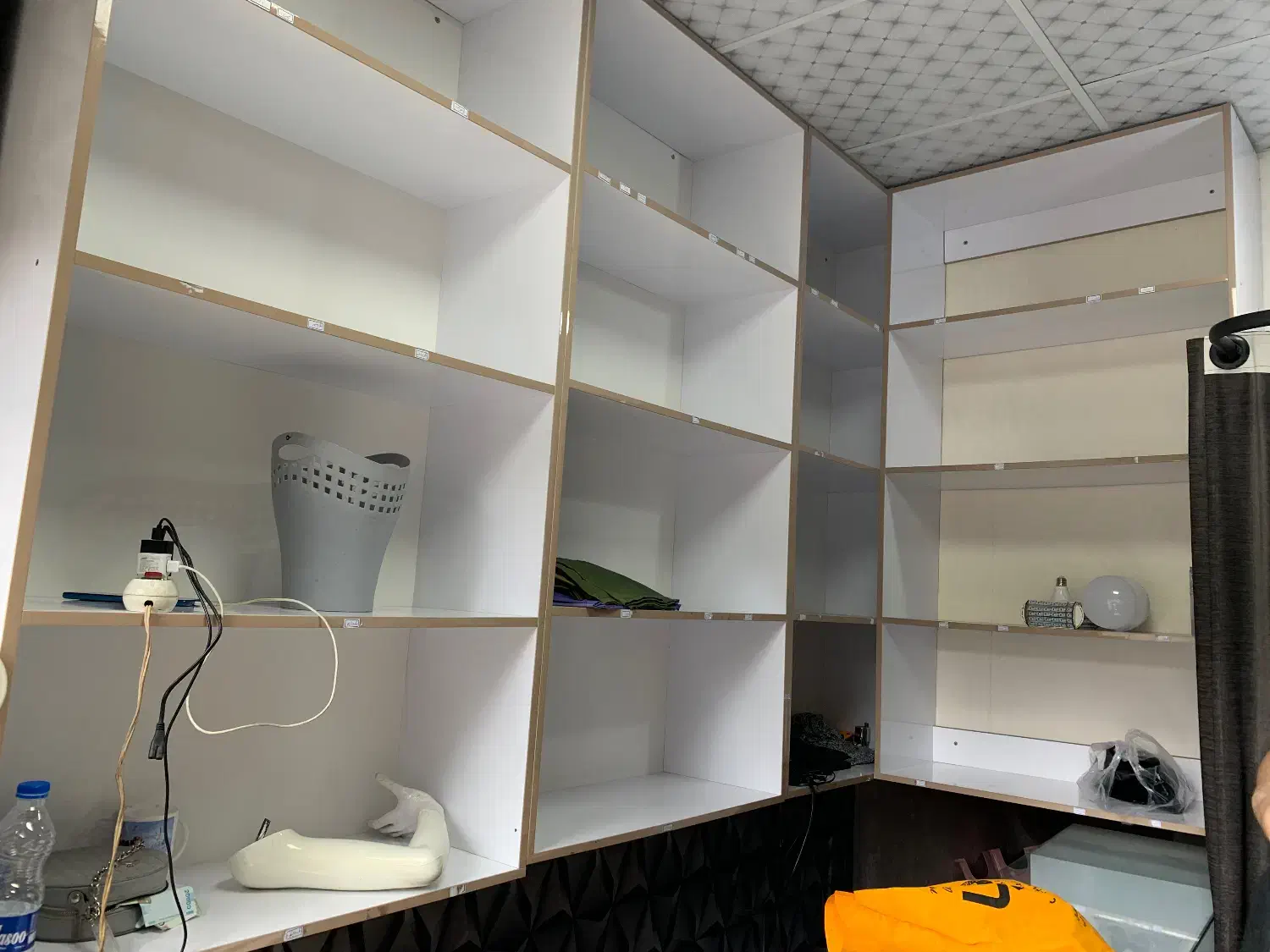 میز مغازه و قفسه چوبی ویترین|کتابخانه، شلف، قفسه‌های دیواری|محمدشهر, همایون ویلا|دیوار