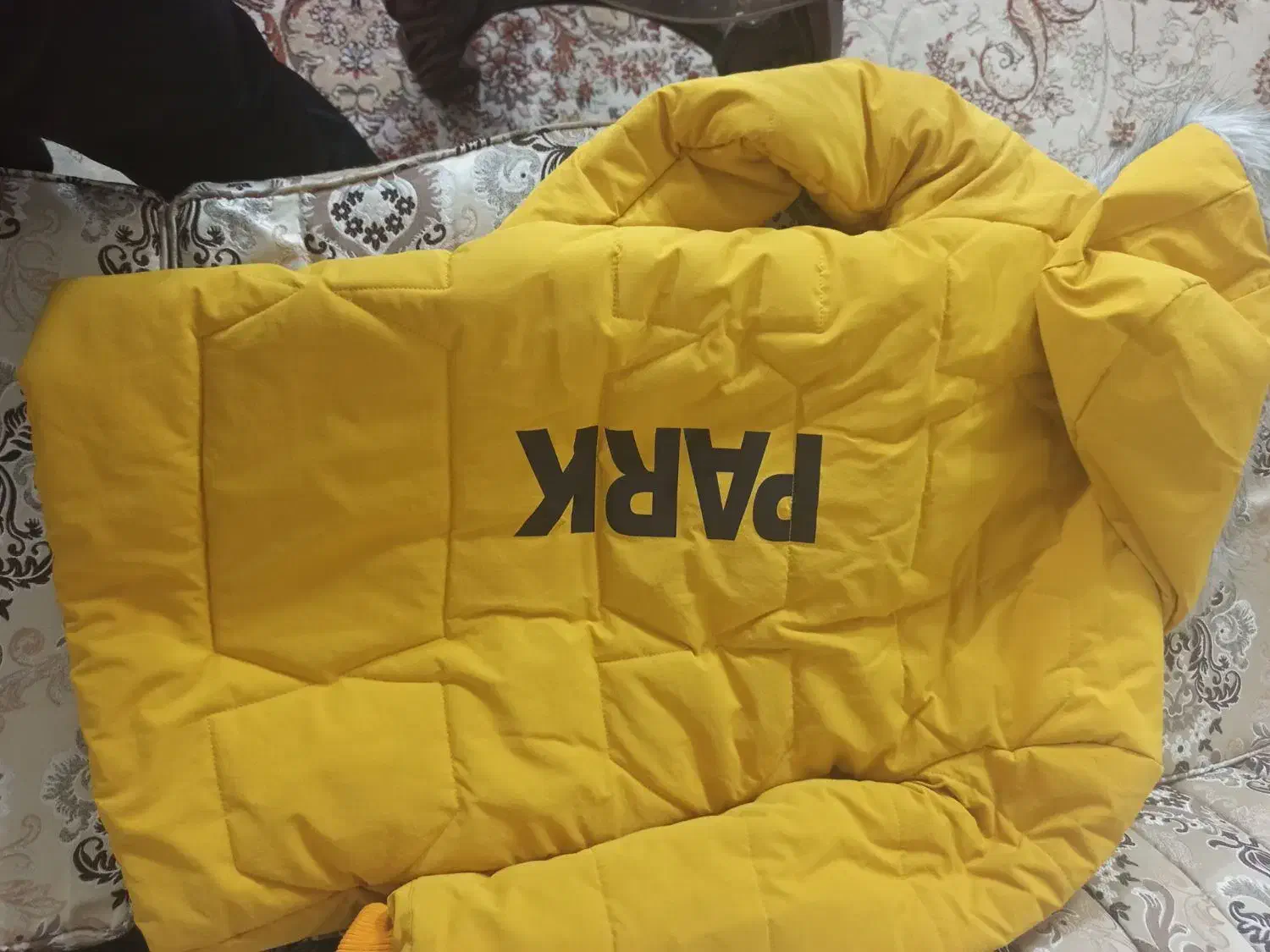 کاپشن|لباس|قم, آلوچو|دیوار