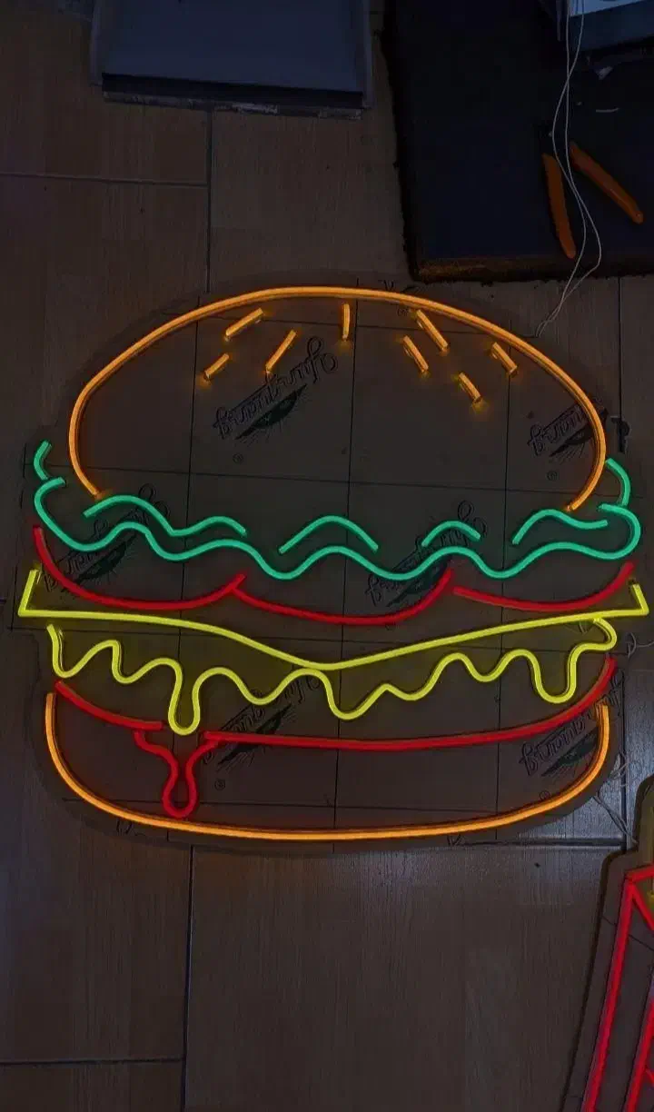 تابلو سازی. نئون. ساخت چراغ هورن دار.|ریسه و چراغ تزئینی|تربت‌حیدریه, فرمانداری|دیوار