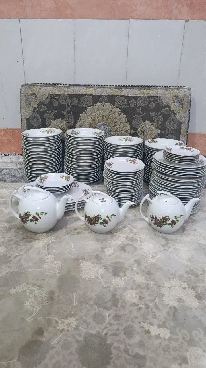 چینی گل سرخی  در حد نو|ظروف سرو و پذیرایی|قم, بنیاد|دیوار