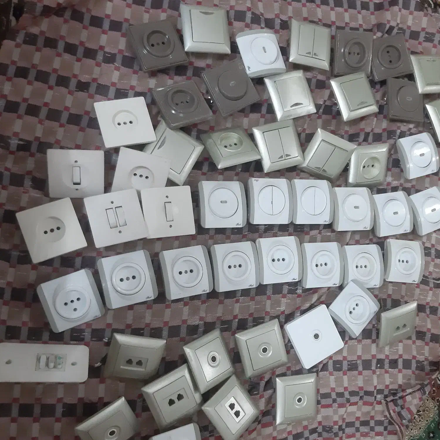 کلید وپریز|مصالح و تجهیزات ساختمان|نیشابور, پاستور|دیوار