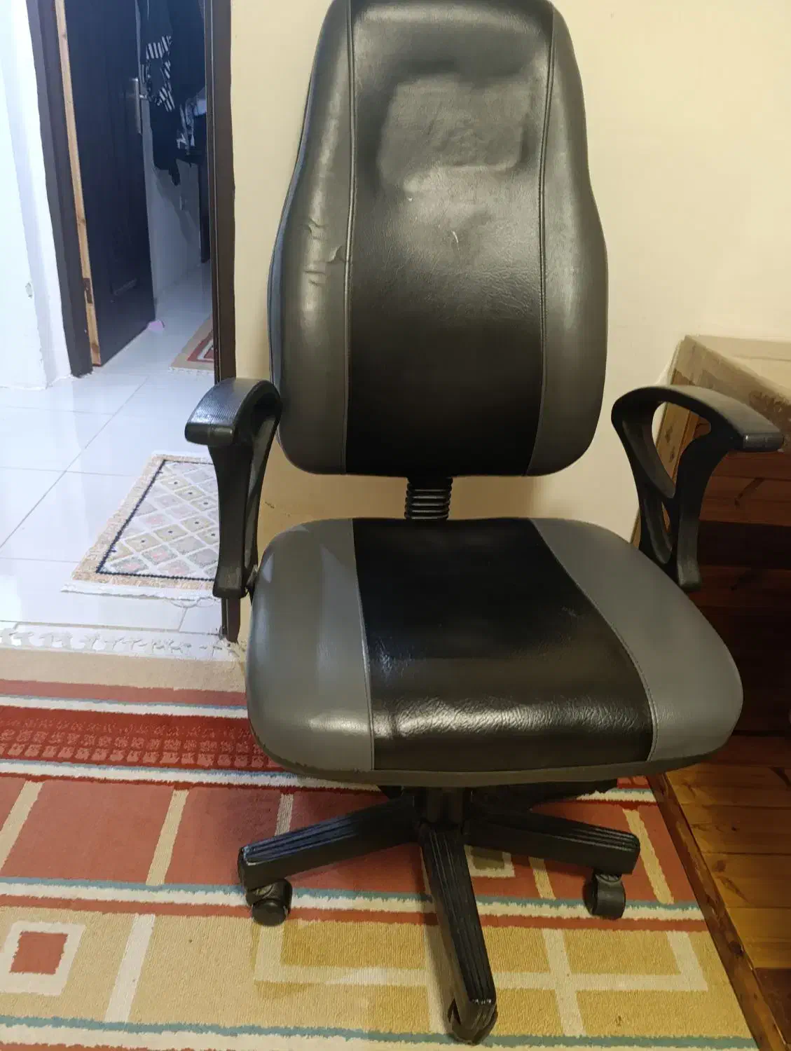 صندلی|صندلی و نیمکت|صدرا-فارس, فاز ۱|دیوار