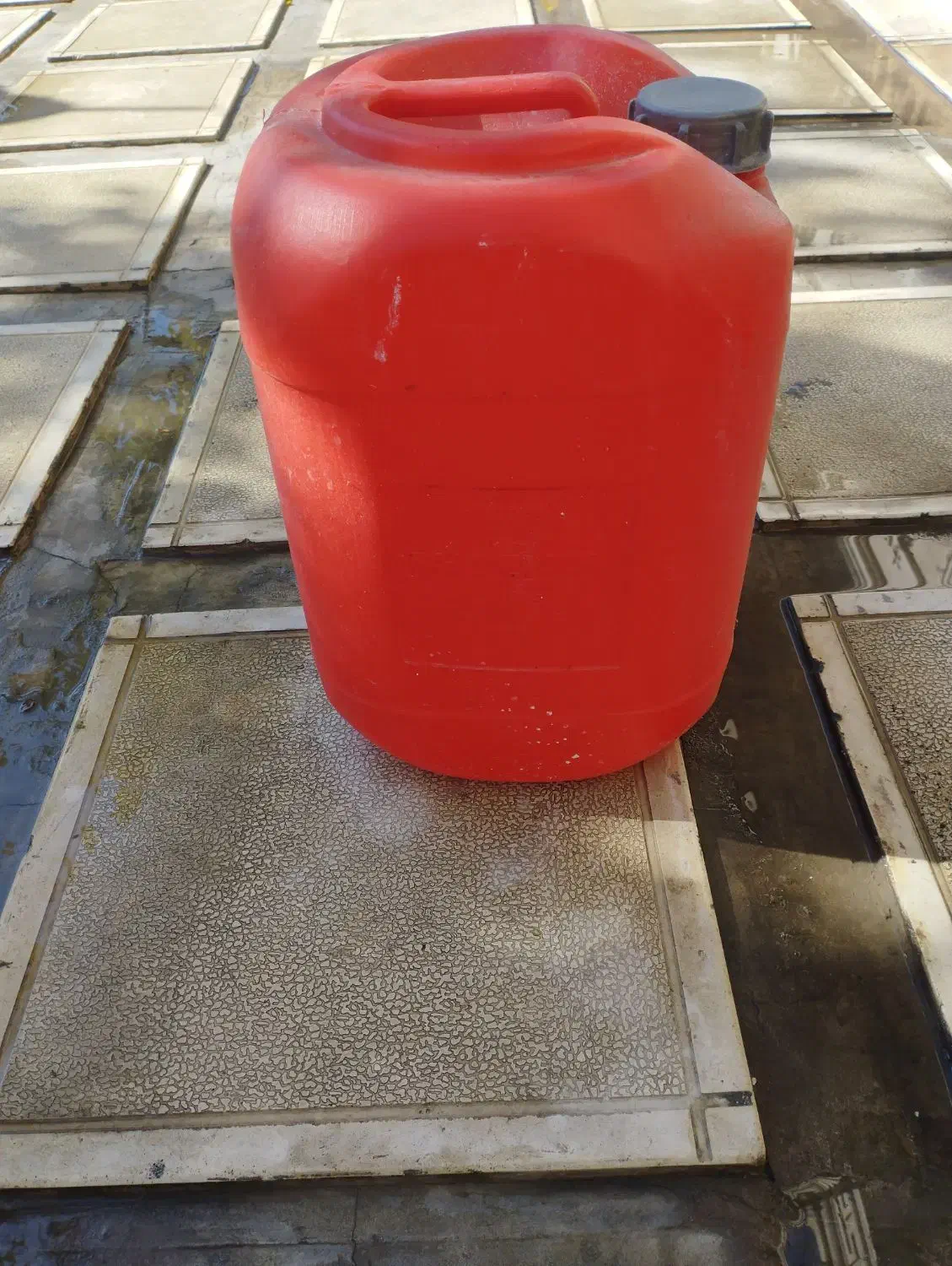 بیست لیتری|ظروف نگهدارنده، پلاستیکی، یک‌بارمصرف|دورود, |دیوار