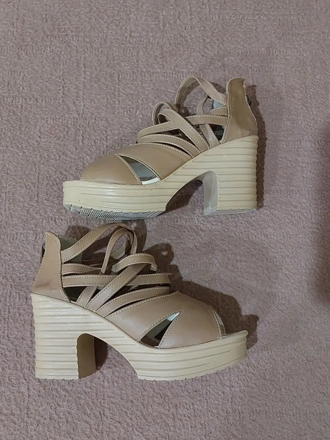 کفش|کیف، کفش، کمربند|کنگاور, |دیوار