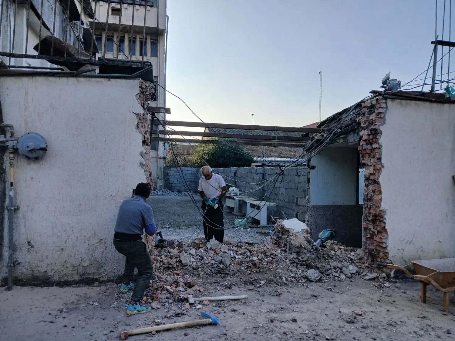 تخریب ساختمان کنده کاری بازسازی خاکبرداری مقاومساز|خدمات پیشه و مهارت|رشت, استقامت ۱|دیوار