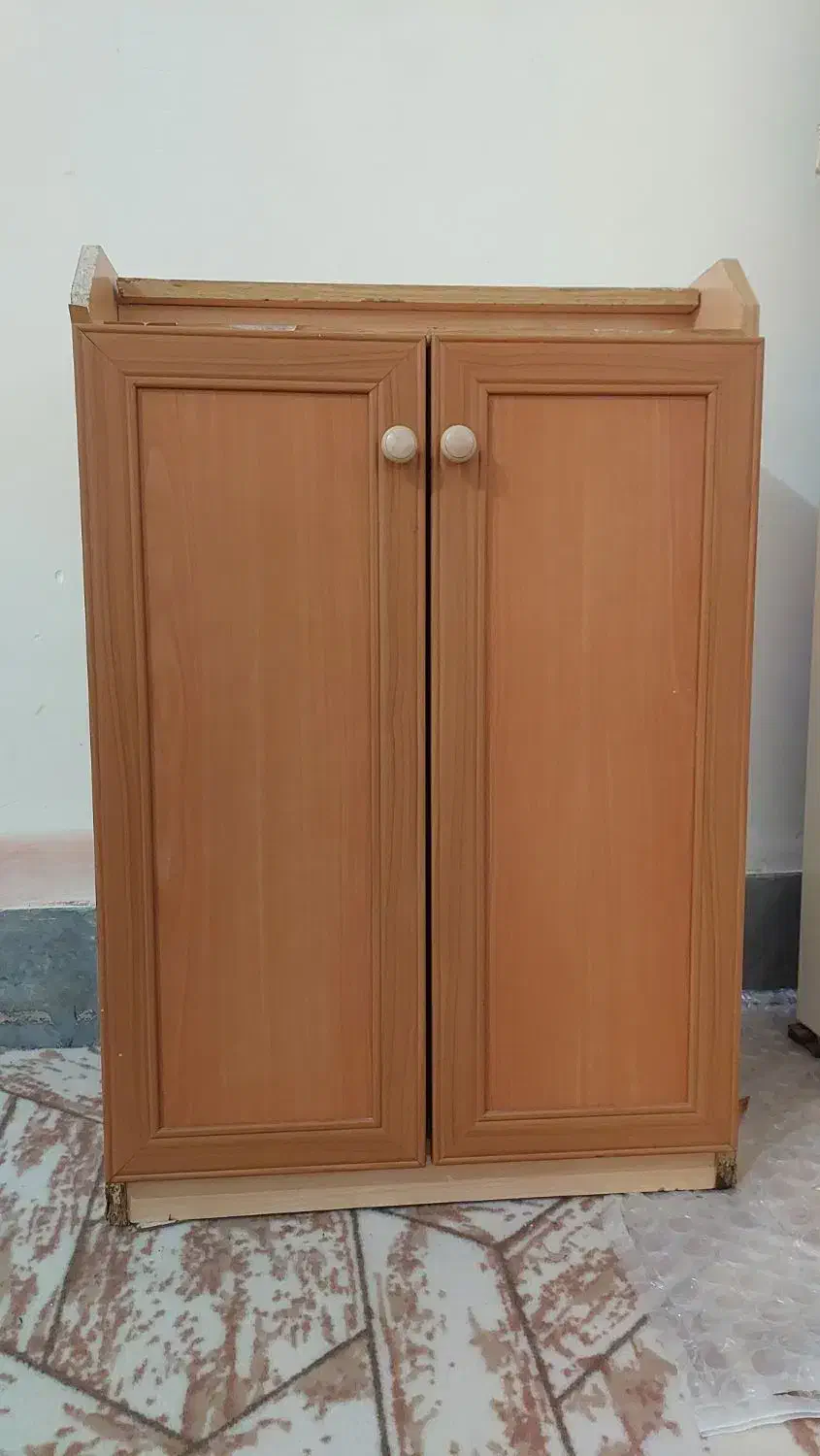 یک عدد جاکفشی و تلوزیون و زیر تلوزیون|جاکفشی، کمد، دراور|دره شهر, |دیوار