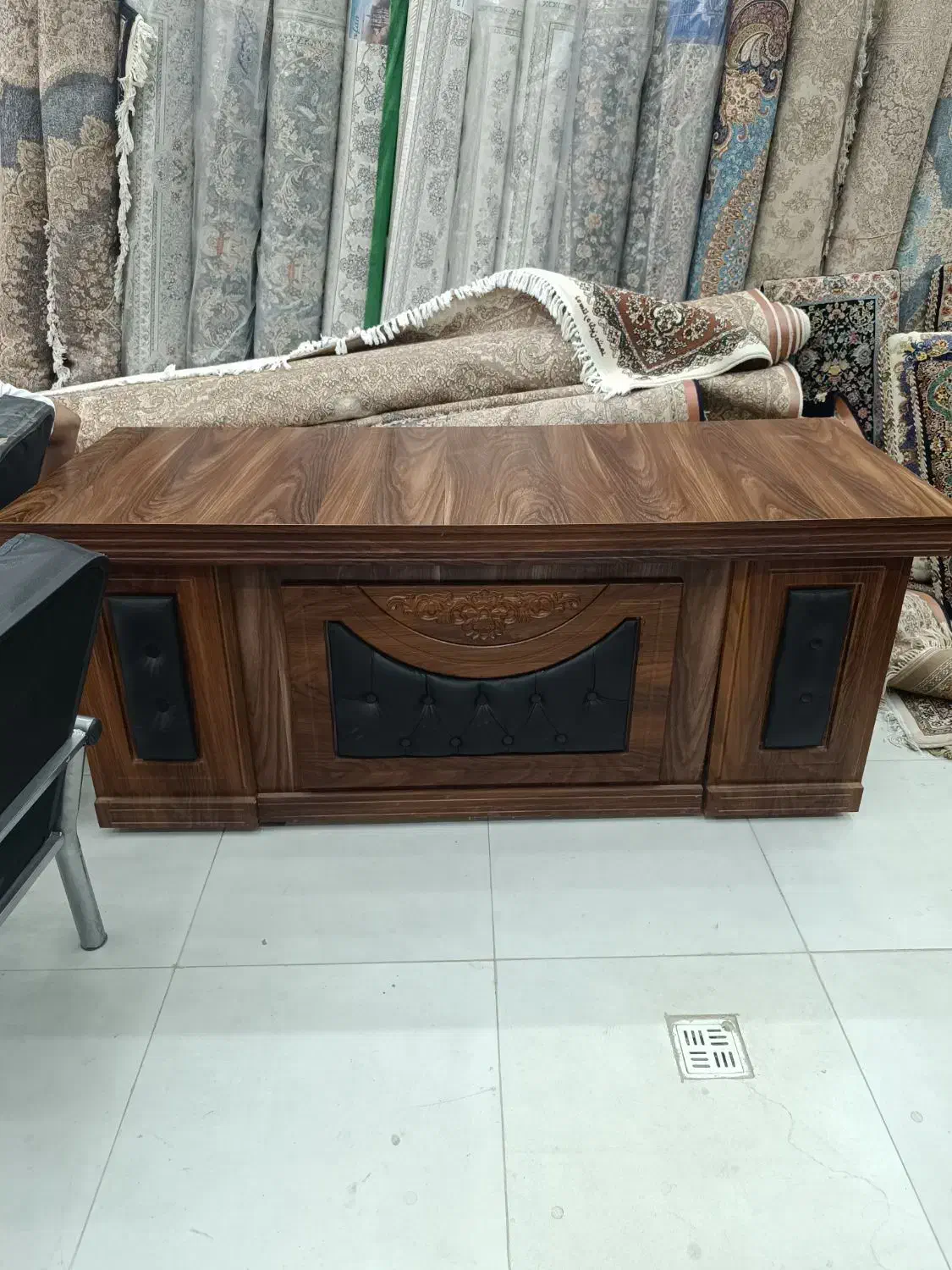 تعدادی میز و صندلی عسلی|مبلمان اداری|سنندج, |دیوار