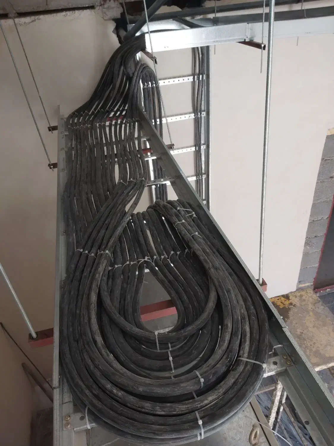 شاگرد برای کار برق|استخدام معماری، عمران و ساختمانی|یزد, |دیوار