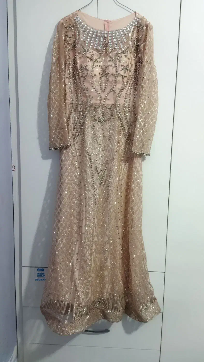 لباس مجلسی در حد نو|لباس|نیشابور, محله میدان باغات|دیوار