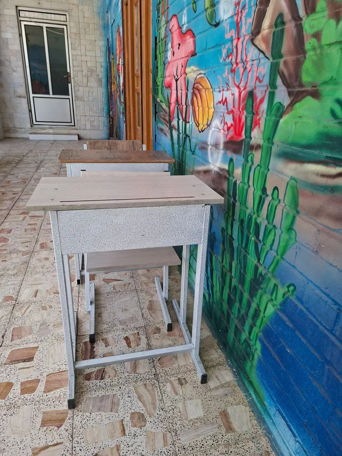 میز و نیمکت|صندلی و نیمکت|لنجان, |دیوار