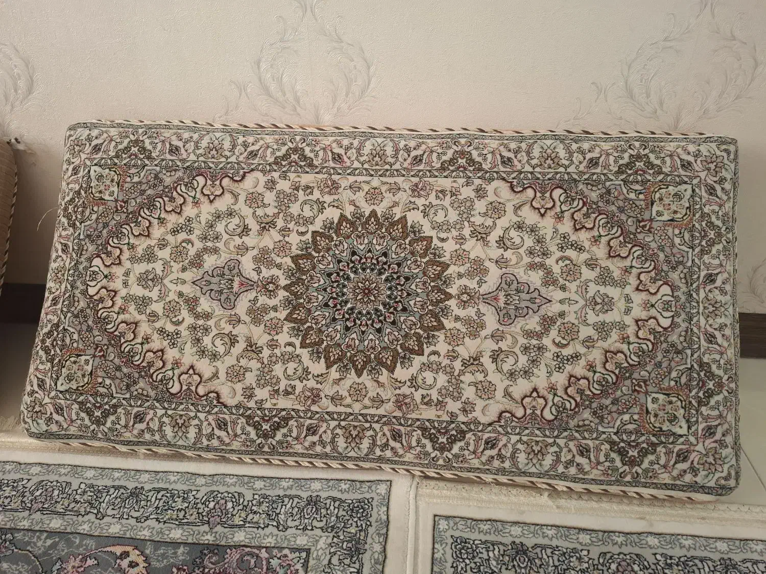 پشتی|پشتی|قم, چهل درخت|دیوار