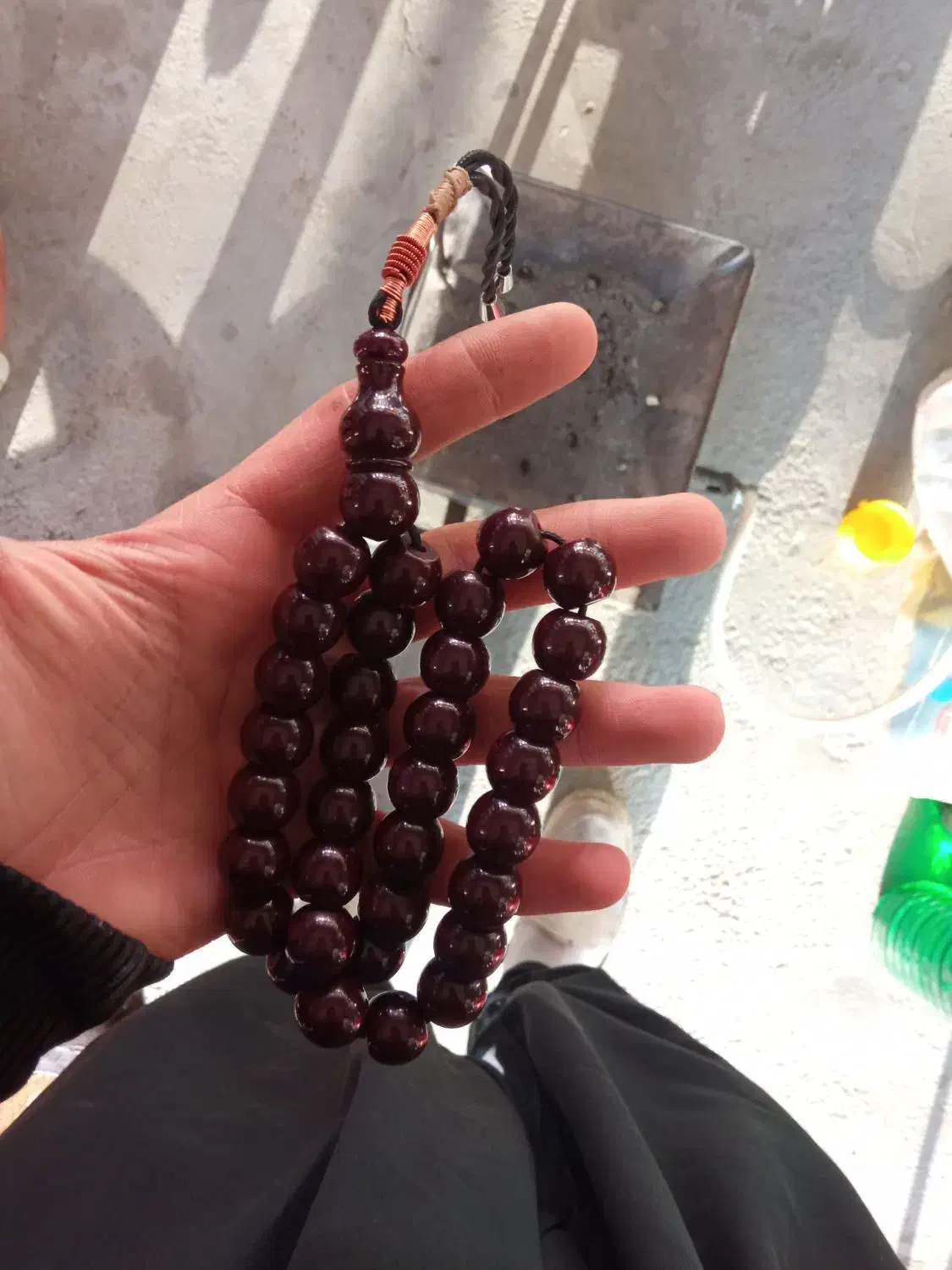 تسبیح کهربا و سندلوس. دو پوست 7عدد . روانسر|کلکسیون اشیاء عتیقه|جوانرود, |دیوار