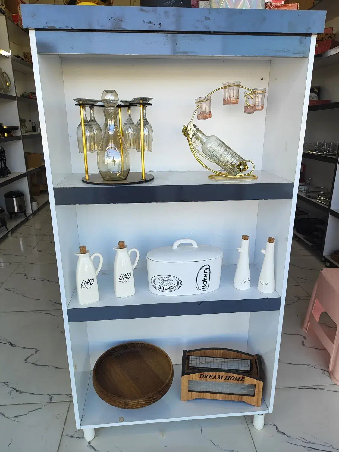 قفسه|کتابخانه، شلف، قفسه‌های دیواری|تربت‌حیدریه, پایانه مسافربری تربت حیدریه|دیوار