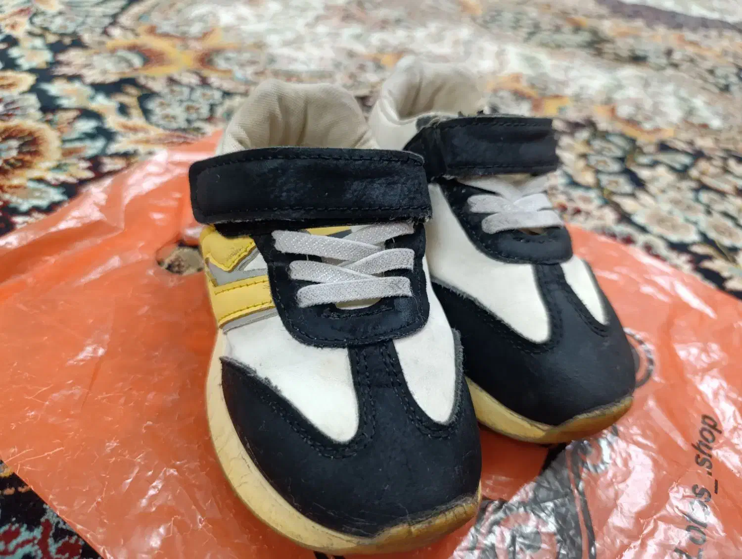 کفش کودک|کفش و لباس بچه|رشت, گلباغ نماز|دیوار