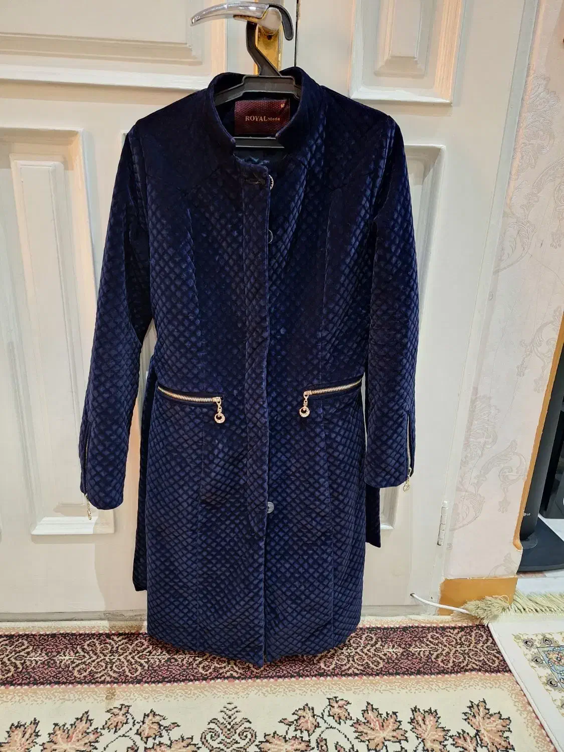 پالتو مخمل|لباس|رباط‌کریم, رباط‌کریم|دیوار