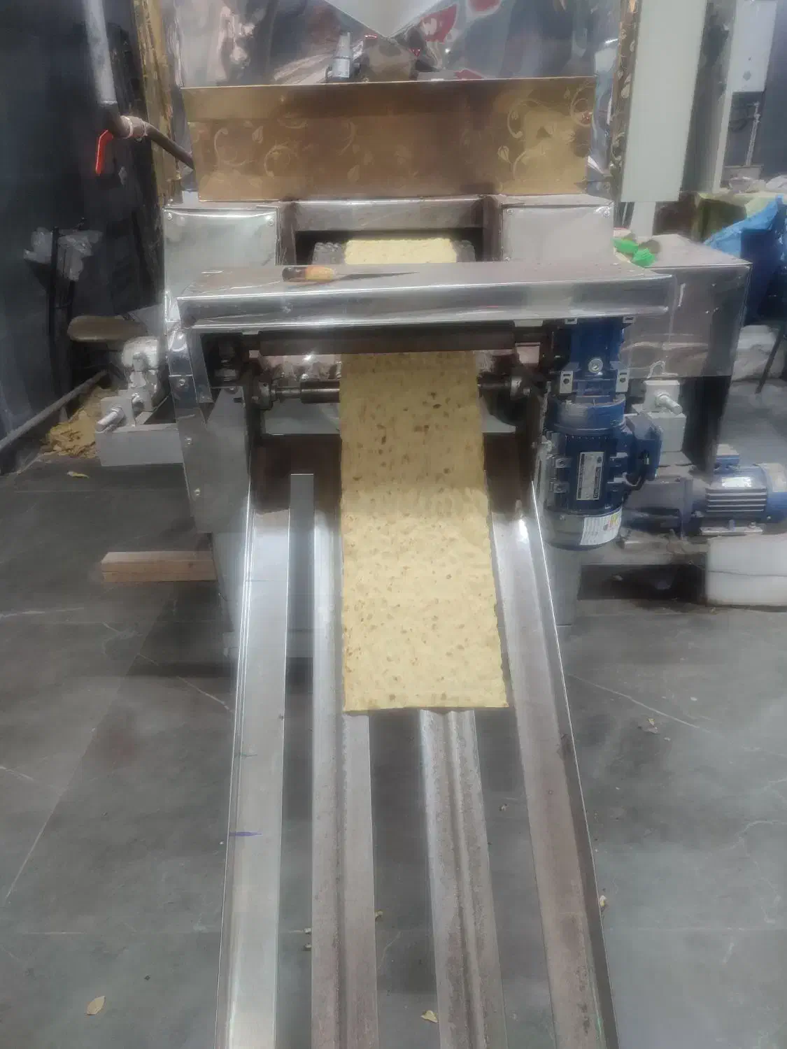 استخدام نیرو در نانوایی خمیر گیر وکارگر ساده|استخدام خدمات فروشگاه و رستوران|تبریز, |دیوار