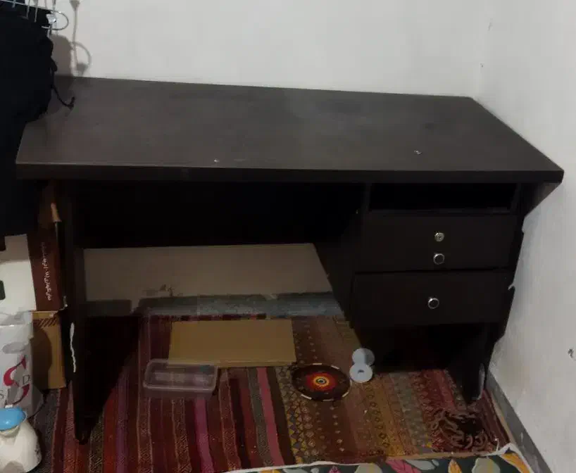 میز تحریر|میز تحریر و کامپیوتر|صدرا-فارس, فاز ۱|دیوار