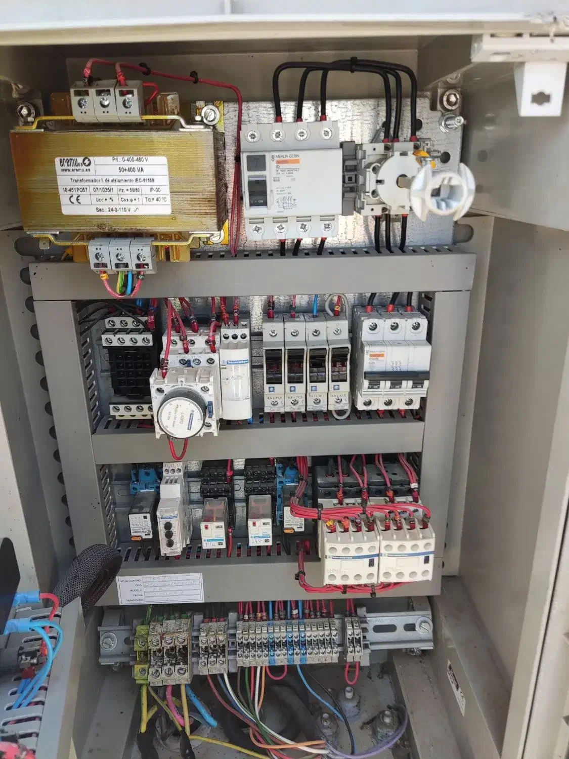 مجری برق صنعتی و برقکار ساختمان|خدمات پیشه و مهارت|الیگودرز, |دیوار