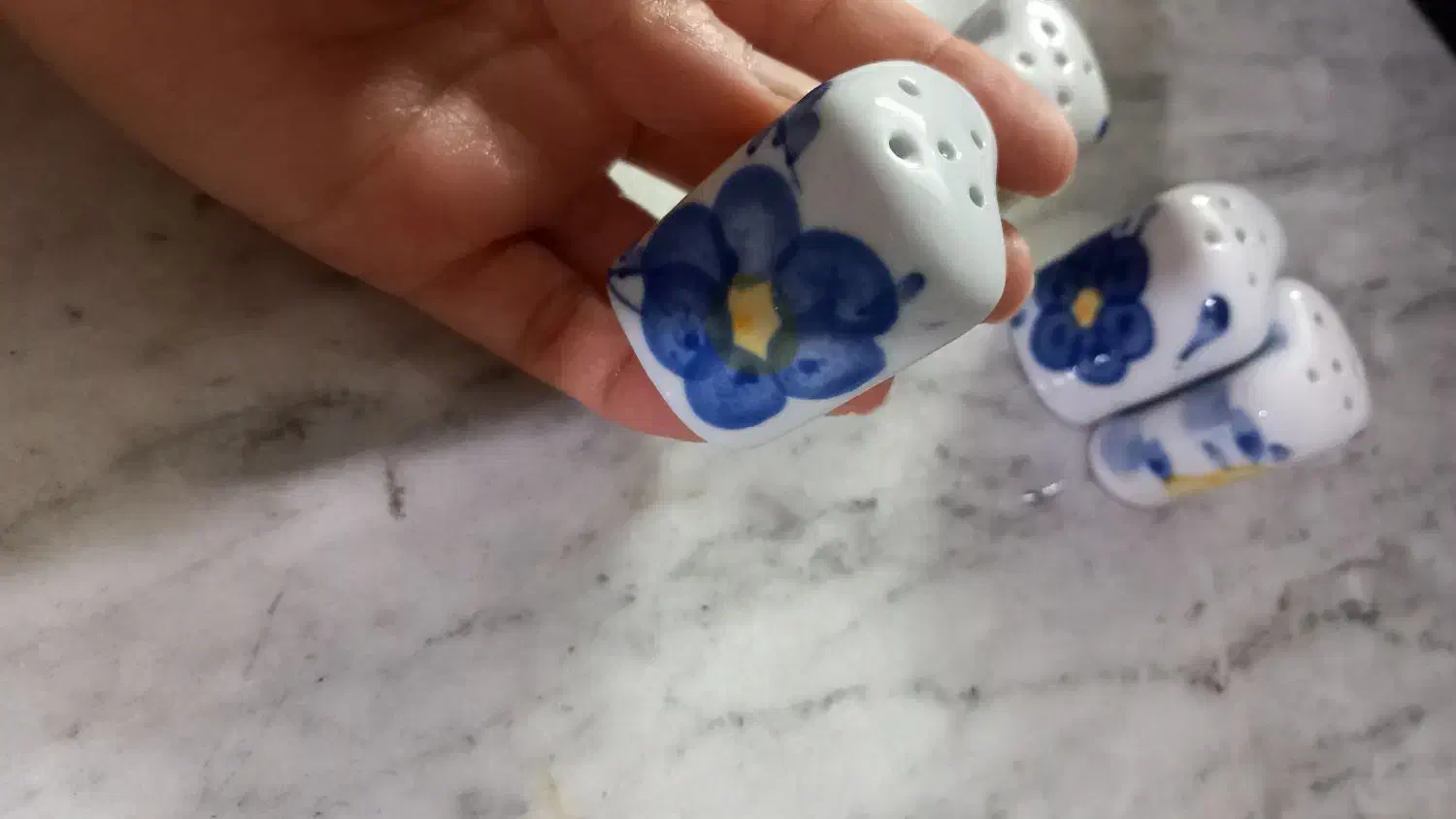 نمکدان گل پنبه ای قدیمی  دوجفت قلبی بسیارزیبا ونو|کلکسیون اشیاء عتیقه|لاهیجان, انقلاب|دیوار