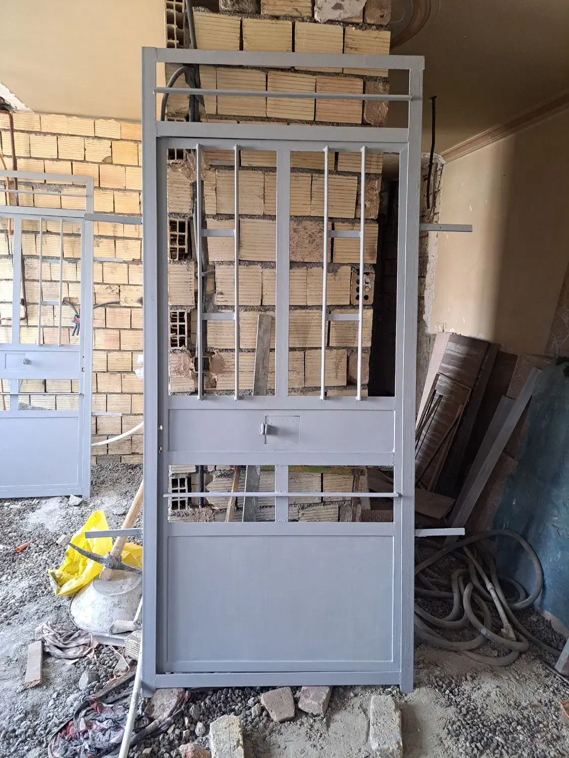 2 عدد درب آهنی|مصالح و تجهیزات ساختمان|همدان, |دیوار